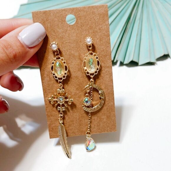 Free People Jewelry - Crystal drop earrings S29